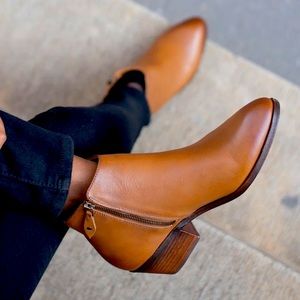 Clarks tan leather ankle booties W8.5